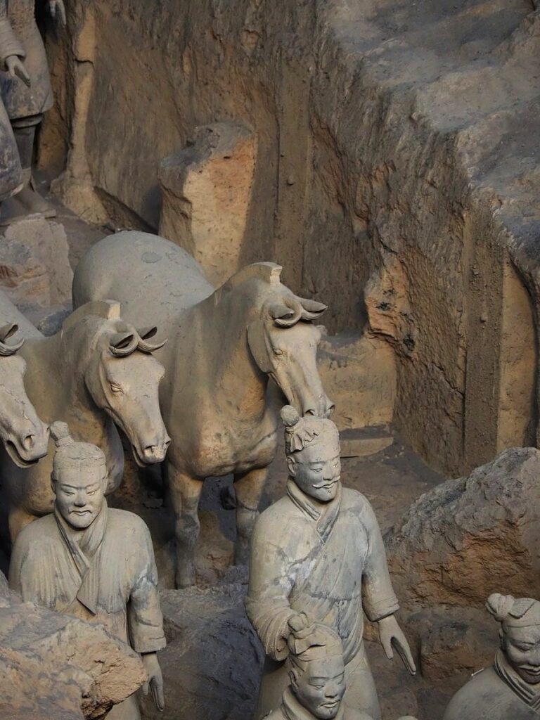 Guerreros de Terracota y caballos de cerca en el foso 1