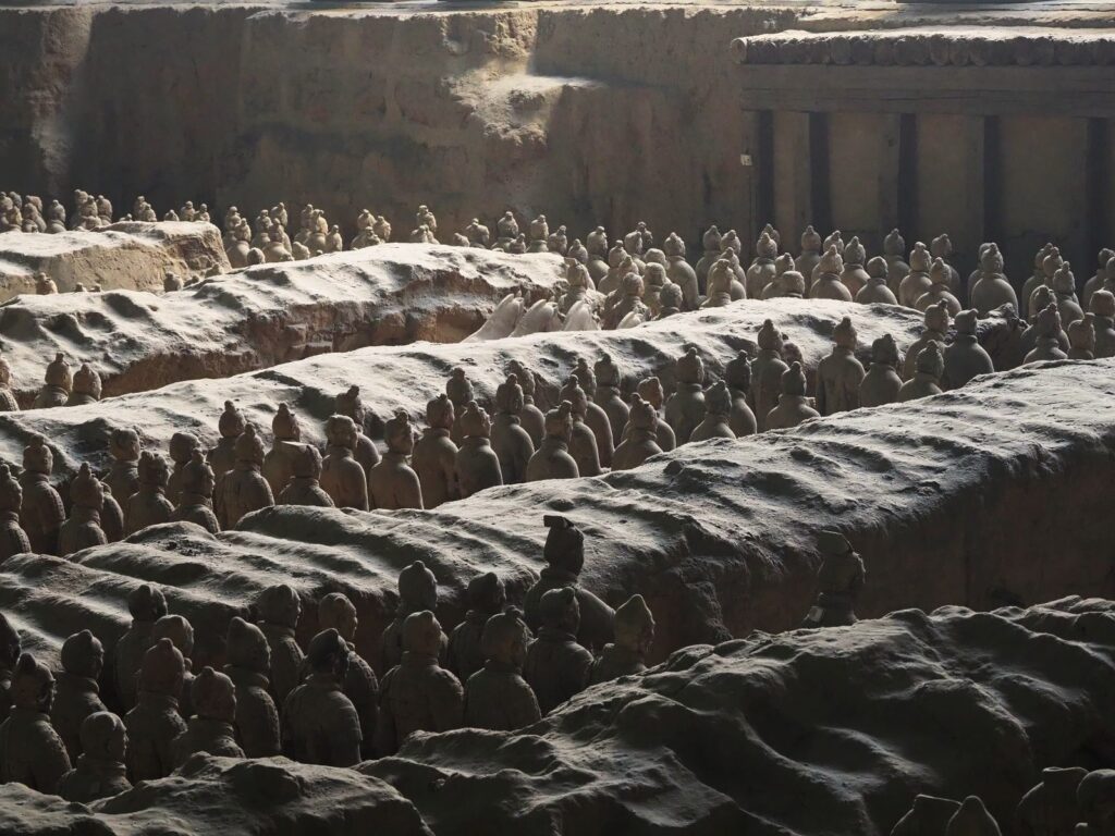 Guerreros de Terracota en formación en el foso 1 vista desde atrás