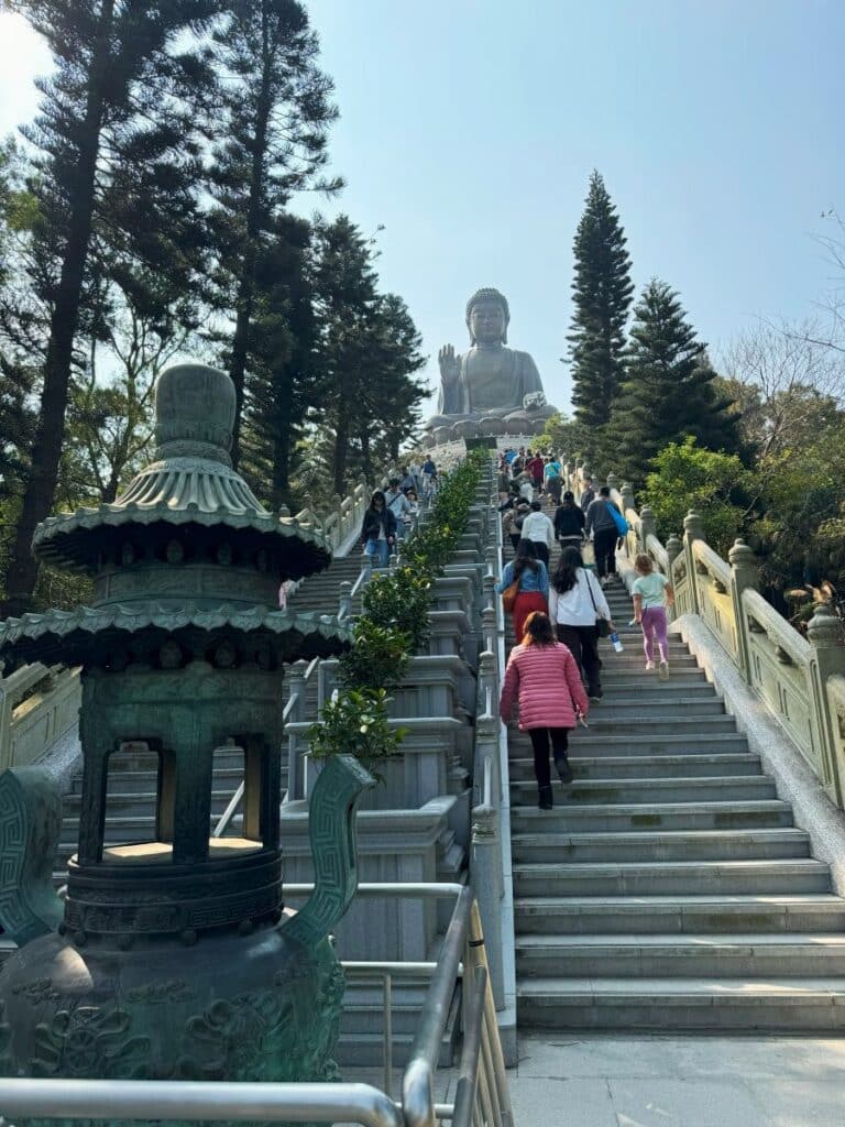 Subiendo las escaleras al Gran Buda Tian Tan Hong Kong