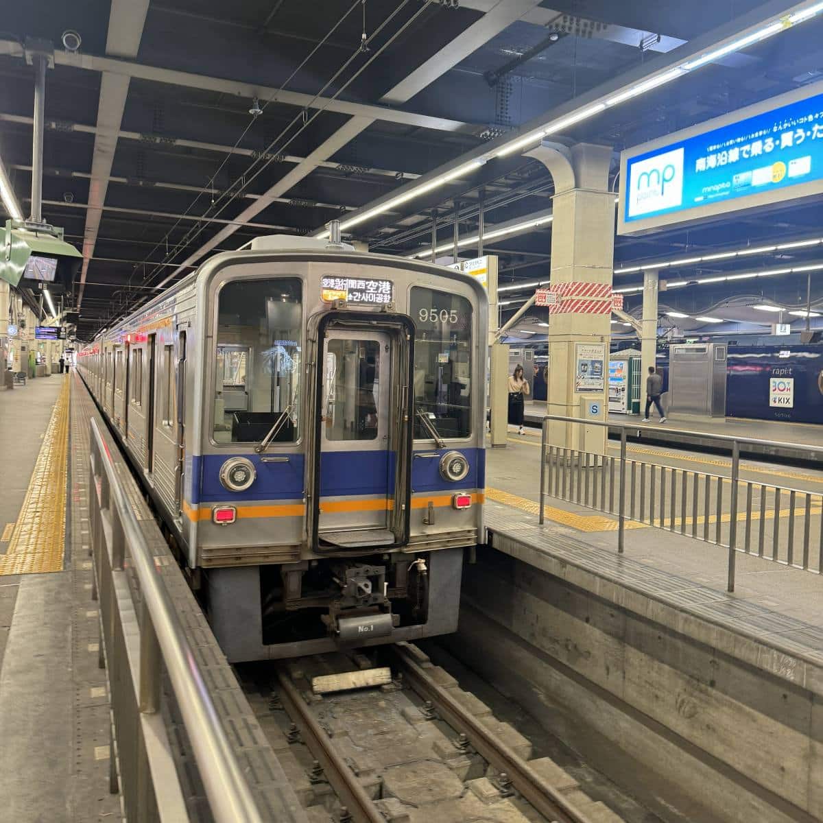 En la imagen se ve el metro de osaca y un anden