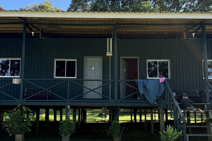 En la foto se ve la fachada del homestay de Osman