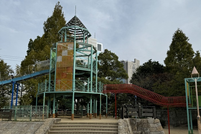 En la foto se ve el parque infantil playgroun del Castillo de Osaka en Japon con varios toboganes