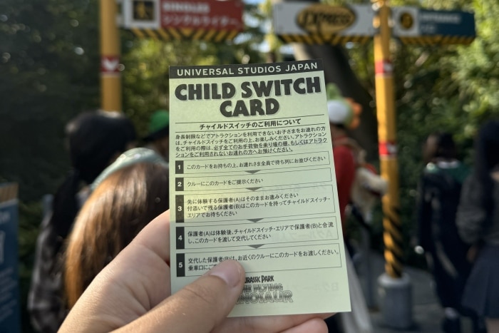 En la foto se ve el ticket de Child Switch de The Flying Dinosaur en universal Japon con el que las familias pueden montarse en la atracción turnandose