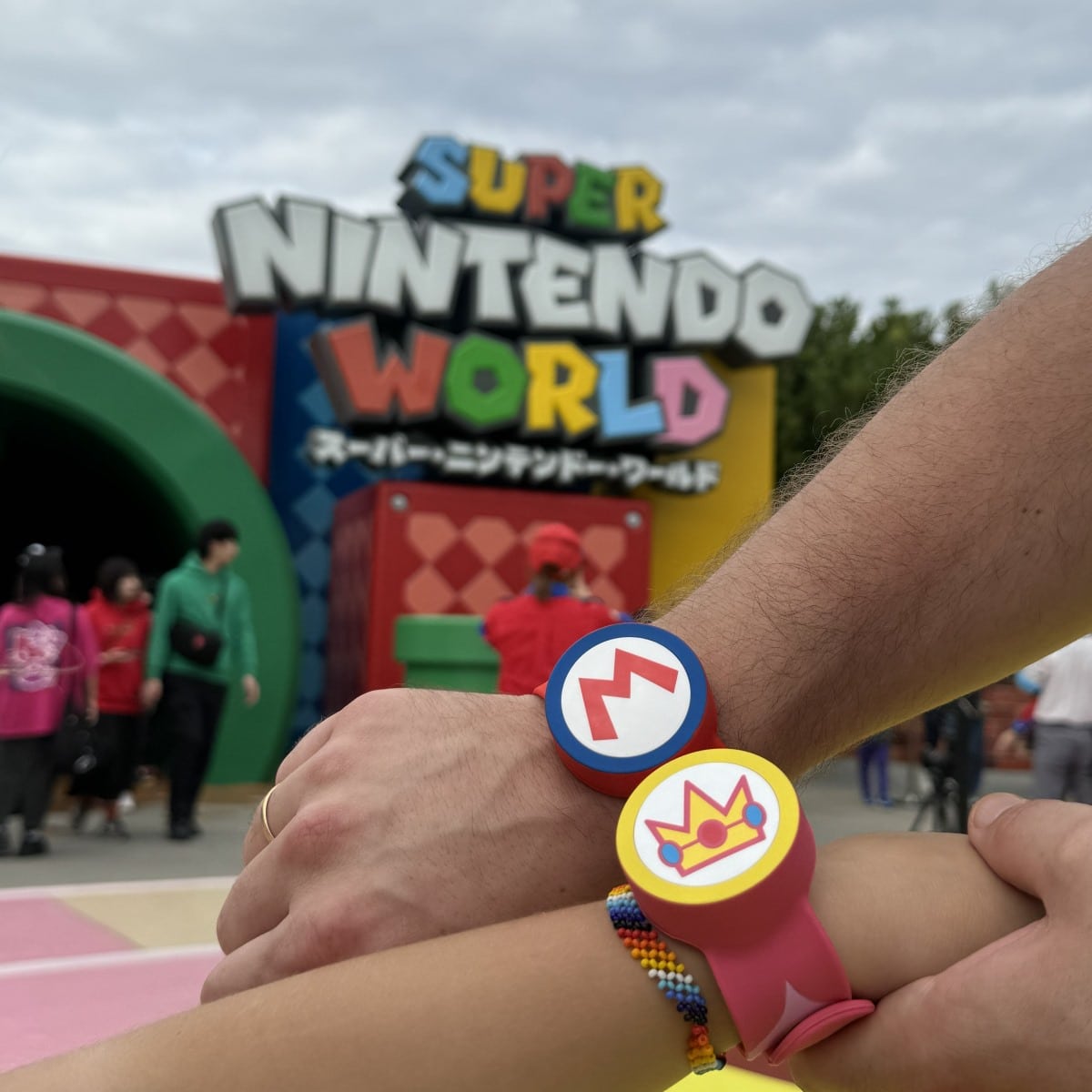 En la foto se ven dos pulseras de Super Nintengo World en Universal Osaka