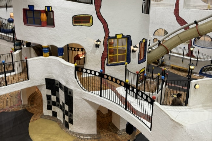 En la imagen se ve el Kids Plaza Osaka cómo es por dentro con los toboganes para niños