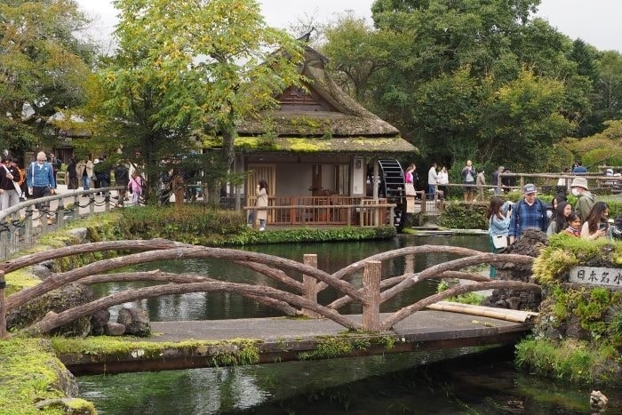 Oshino Hakkai se ven los puentes tradicionales y el molino de fondo
