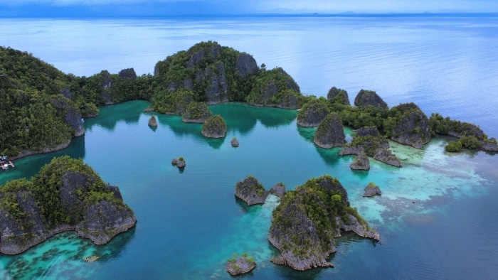 La foto está sacada Mirador Piaynemo Raja Ampat